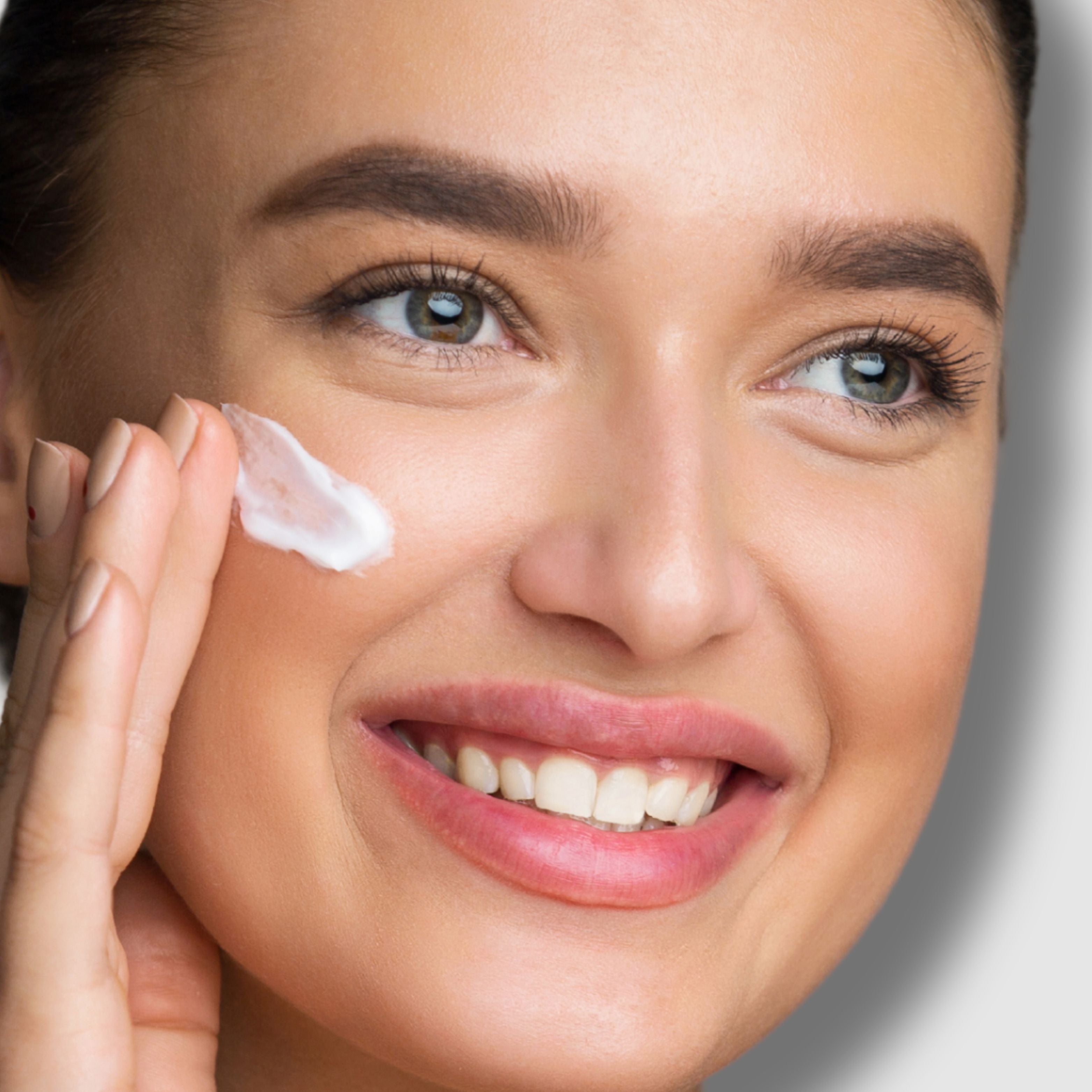 50mL Laclaire Age-Defying Moisturizing Serum – Peptide-enriched formula that provides deep hydration and smooths fine lines.